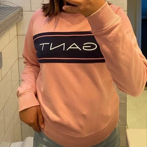 Sweatshirt från Gant - Säljer min fina sweatshirt från Gant, I jätte bra skick, säljer för 200kr i storlek XS 💓