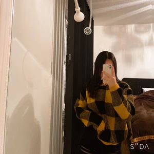 Stickat gul och svart tjocktröja - Denna tjocktröjan har liggat i min garderob ganska länge nu men jag har nästan aldrig hunnit använda den därför ger jag den en ny möjlighet hos en annan ägare. Tröjan har färgerna gul och svart med rutiga detaljer och är i stoleken XS men den är ganska stor så tror den också skulle kunna passa som S. 