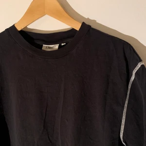 Junkyard T-Shirt  - Svart t-Shirt från junkyard med vita sömmar. 