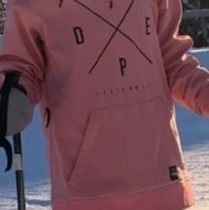 Dope jacka  - Jättefin rosa dope jacka i storlek xs , köptes i början av 2021 men är bara använd ca 3-4 gånger. Säljer eftersom jag inte använder den. Det finns inga skavanker utan den ser ut precis som ny! Skriv gärna om det finns frågor!