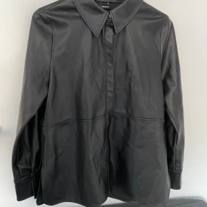 Skinn blazer  - Den perfekta blazern i fake skinn. Jättefint skick och passar till allt. Nypris 600kr (den vita på bilden är samma model fast en annan färg och är endast för att visa passformen)