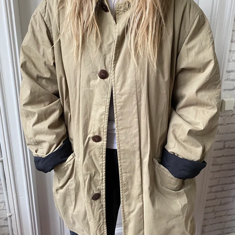 Beige kappa från hugo boss, köpt second hand. Modellen har vanligtvis S/M och jackan är något oversized på henne. . Jackor.