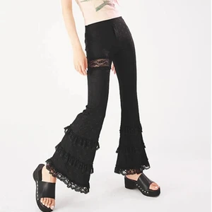 Byxor - Säljer dessa skit snygga flare byxor i spets. Dem är i nyskick och i storleken M (OBS: det är i asiatiska storlekar så detta passar mer en XS/S) Ny pris 860 