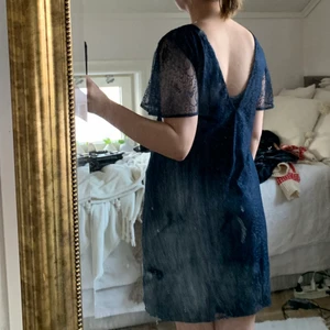 Blå spets-klänning - Jättefin blå klänning i två lager, ett spets och ett bomullstyg. Köpt från Nelly, endast använd en gång. V-ringning i ryggen! Är 157 cm lång för jämförelse ☺️ frakt på 45 kr tillkommer! 