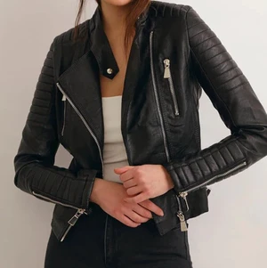 Skinnjacka Chiquelle - Skinnjacka från chiquelle som jag köpte för något år sedan. Inte använd alls mycket, max 5 gånger. Storlek 38 vilket motsvarar S. Säljer då jag växt ur den. Kan gå ner i pris vid snabb affär!