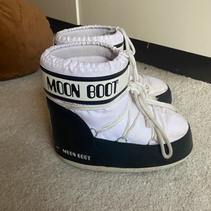 Moonboots - Säljer mina svartvita moonboots som är slutsålda överallt då de inte kommer till användning längre 💓 använda några få gånger men de är fortfarande i bra skick✨
