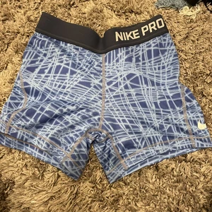 Nike PRO shorts - Strl M i junior storlek säljer pågrund av att de är för små