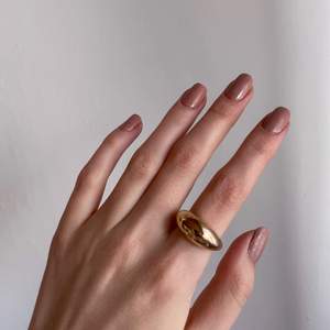 En guldiga chunky jätte fin ring, knappt använd eftersom den är lite för stor och jag säljer den för att jag inte längre använder guld.