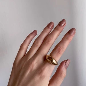 Guldig chunky ring - En guldiga chunky jätte fin ring, knappt använd eftersom den är lite för stor och jag säljer den för att jag inte längre använder guld.