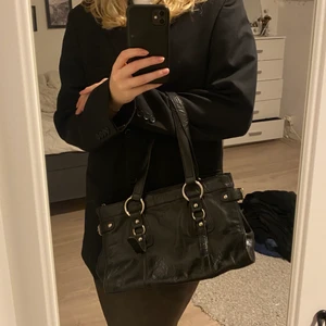 Svart väska - ⚠️BUDA BARA OM DU KAN GENOMFÖRA KÖPET⚠️ Budgivningen pågår tills måndag, köp direkt för 180kr 💕As ball populär svart väska köpt på secondhand med silverdetaljer på 🖤 
