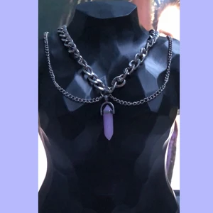 Halsband med kristall  - Silvrigt dubbel halsband med en kristall hängandes. Kristallen är gjord av plast och kedjan är inte äkta silver så den ska nog undvika vatten. Säljer då jag tycken den är stor och klumpig. Säljer den för 15kr plus frakt som ligger på 24kr. Bara att höra av sig om man har frågor💎
