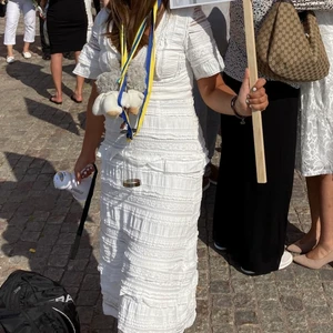 Studentklänning  - Intressekoll på en student/sommar kläning från nakd!!!! Väldigt fin och unik, med mycket detaljer.