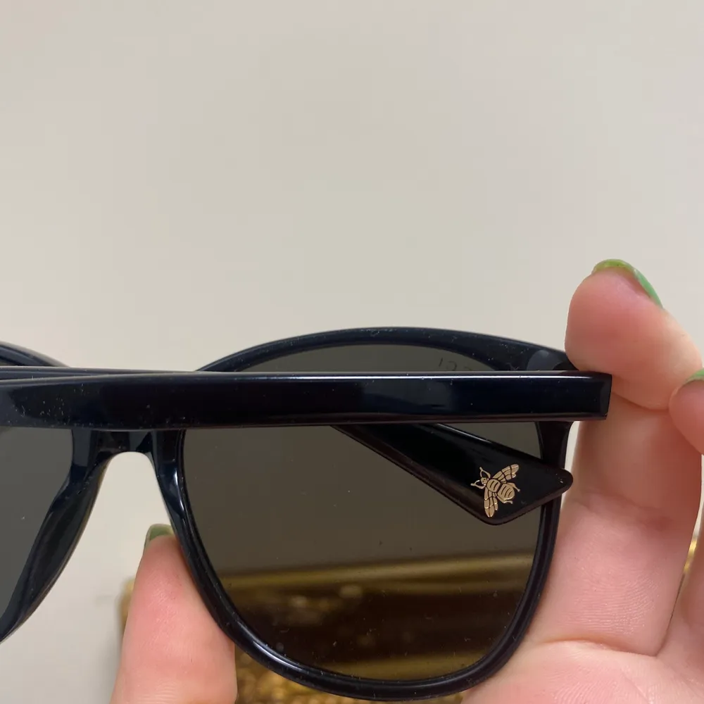 Nya gucci solglasögon, nästan helt oanvända! Kommer i fodral. Köpte dom i moodgallerian för ca 2300kr. Inga tydliga tecken på användning. Modellen är Gucci 001a. Accessoarer.