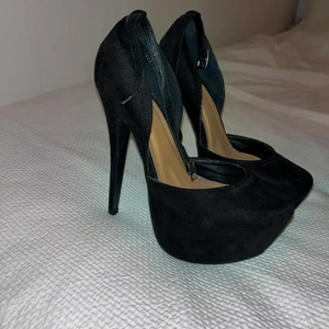 Klackskor svarta  - Säljer två par svarta klackskor, klackhöjd 15cm 