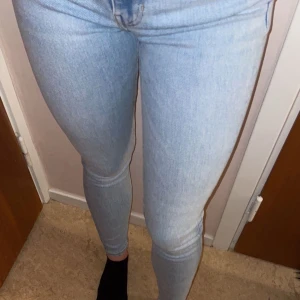 Zara Jeans  - Säljer mina ljusblåa jeans från Zara i storlek 36. Använda 1 gång men säljer de eftersom att de aldrig har kommit till användning. Pris: 100kr 