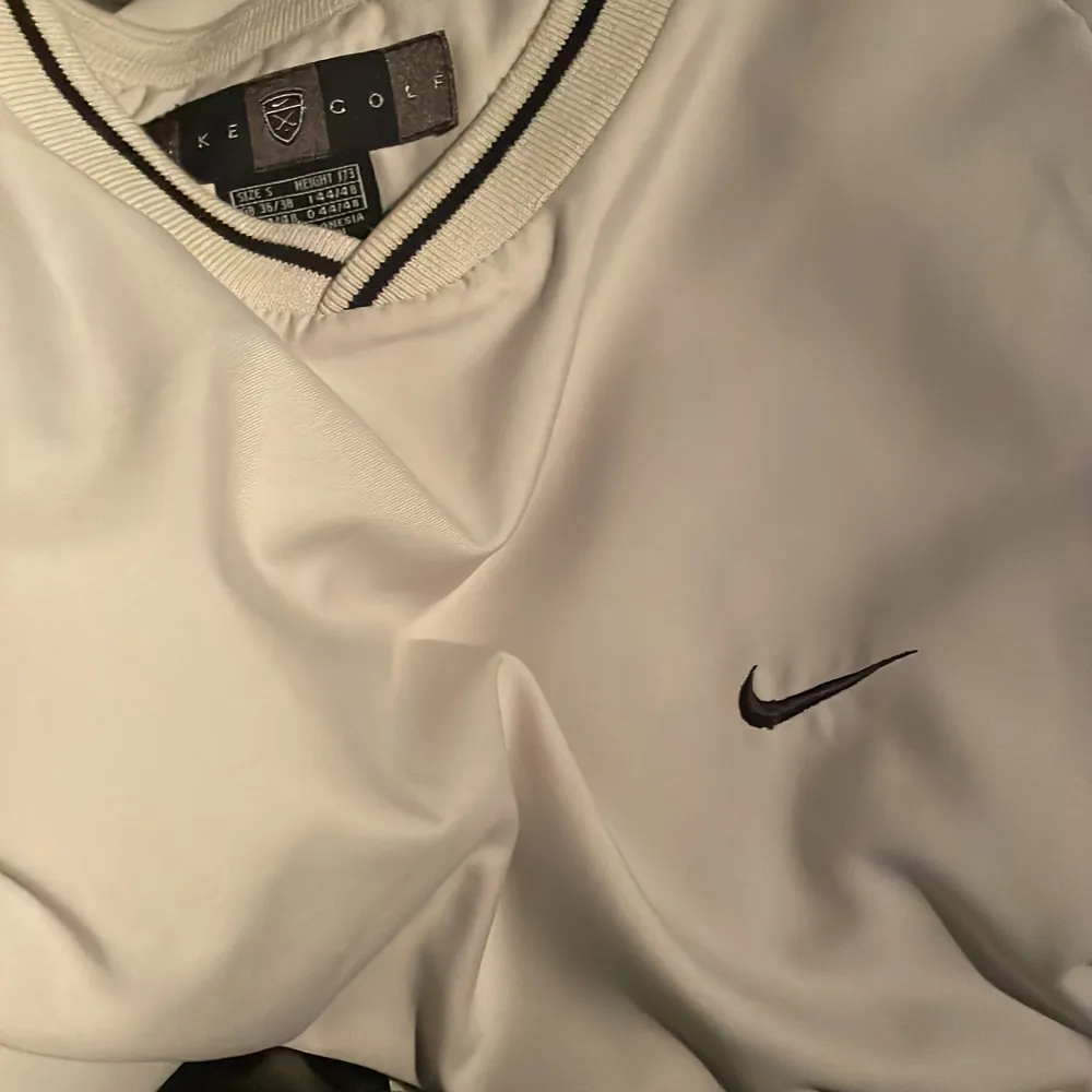 Skit snygg Nike tröja som var köpt från usa. Helt vintage och få hittas här. . Stickat.