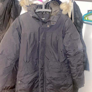 Everest  - en vinterjacka i storlek 42 (M). Ingen skada alla i jackan, har använt några fåtal gånger.