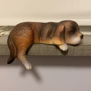 Hund som hänger från hyllor - Jag köpte denna hund för ett tag sen och har ingen användning för den eftersom den bara är ivägen. Nyköpt för 100kr man kan pruta! 