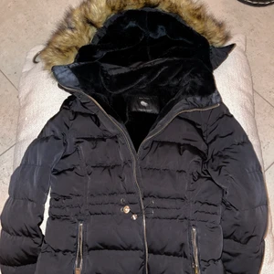 Dunjacka med mjuk insida - Den perfekta dunjackan med mjuk insida och band för att dra in midjan! Fake päls. 