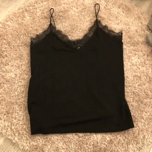 Tröja - Använt 1 gång! Lite stor för mig bara ! Med den är skön och så!