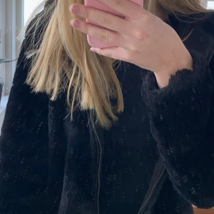 Svart pälsjacka - Säljer denna supermysiga svarta fuskpälsjackan från Only! Säljer jackan pga att den inte kommer till användning men den är i superfint skick👍🏽 90kr+frakt, storlek S