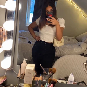 Vit tröja  - Med puffärm kortärmad volanger nertill 