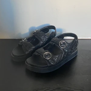 Sandaler - Sandaler med silvriga detaljer köpt från Asos i en storlek 40 sommaren 2021.