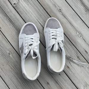 Vita sneakers med stjärna från Zalando. Säljer pga använder inte längre. De är nästan som nya.köparen står för frakten❤️