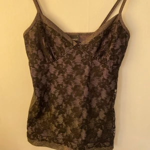 Linne från Gina tricot - Gulligt glittrigt linne med spets, storlek S