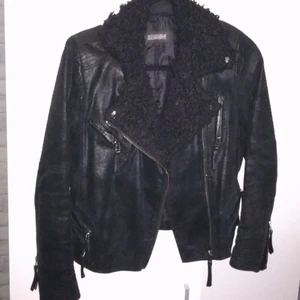 Skin jacka  - Säljer denna skin jacka som är i bra skick. Märke rockandblue. Stl 34. 