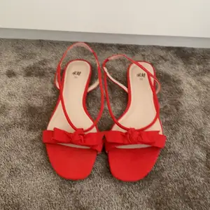 Oanvända skor från H&M