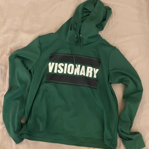 Grön hoodie - Jättefin hoodie i alldeles för fint skick för att slänga. Använd ett fåtal gånger. Från new yorker i strl M