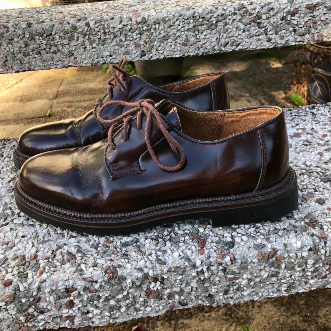 vinröda/bruna derby skor