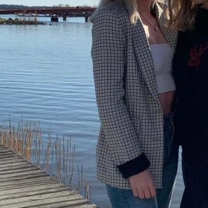 Blazer - Supercool blazer/kavaj! Storlek 34. Ärmen är uppvikt på bilden och går att vika ner. Mycket bra skick. Skriv för fler bilder🖤 100kr