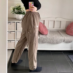 Nike byxor  - Säljer ett par Nike byxor. De är strl L, jag brukar ha strl 38 och gillar hur de sitter på mig men kan säkert passa flera storlekar då de kan ställas i midjan. Fint skick! Köpare står för frakt🤠