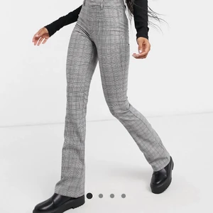 Kostymbyxor - Så snygga kostymbyxor från Bershka i ett snyggt mönster! Använda ett fåtal gånger. Superbekväma!!