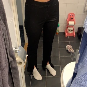 byxor med slits  - Säljer mina snygga silckes byxor med slits!! Sitter fint över rumpan och vid midjan, samt låren. Har använt dom 4 gånger då jag kände att jag inte passade i dom. Tycker själv dom är skitsnygga 🤩🤩  sitter som S/M men långa, är själv 169 köpte dom för 600kr