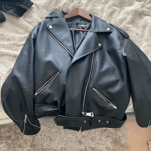 Skinnjacka Missguided - Säljer min skitsnygga skinnjacka från Missguided i strl 36. Den är något oversized och som ni ser på bilderna är den i nyskick utan några skador på ”lädret” 💓