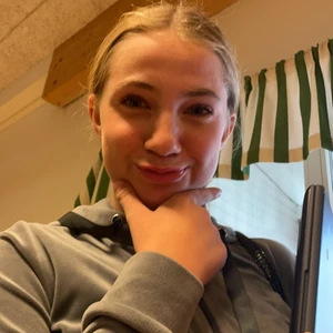 Trolle - Hej vi säljer våran vän, hon är väldigt ful men hon är också ganska korkad så man kan lura henne om allt, hennes Troll hår ingår i köpet och ett koppel så hon inte springer iväg. Det ända som ni behöver göra när ni har köpt henne är att ni lämnar av henne på käpphäst ridning varge måndag klockan 16:00