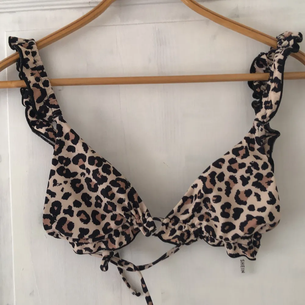 Snygg leopard mönstrad bikiniöverdel i stl M från Shein. (Liten i storlek). Ej använd endast prövad då den var för liten. OBS‼️ Köparen står för frakten, som ej är inkluderat i priset.😊. Övrigt.