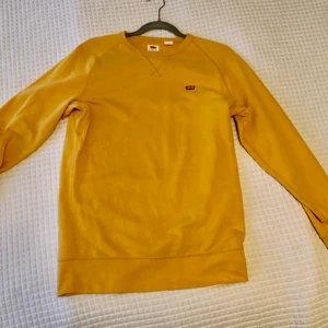 Gul Levis crewneck - Gul Levis crewneck! Mycket bra skick!