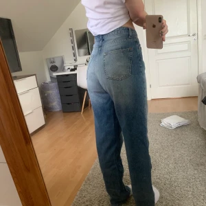 Blåa Lösa raka jeans - Blåa jeans i en lös modell med raka ben. Storlek 36 men passar också som en 38. Nypris 499kr