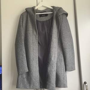 En grå kappa från Vero Moda, använd ett fåtal ggr.