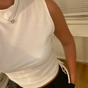 Linne  - Vitt linne från zara med knytningar på sidan❤️‍🔥 aldrig använt! Storlek L men ganska liten i storlek så skulle säga S-M