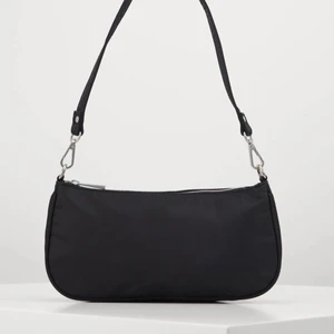 Väska - Slutsåld väska från gina tricot, använd men inga defekter. Säljer då den inte kommer till användning längre💘