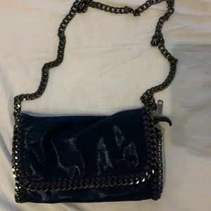 Stella McCartney liknande väska - Jättefin stella McCartney liknande väska i bra skicka. Säljer för att den inte kommer till användning.