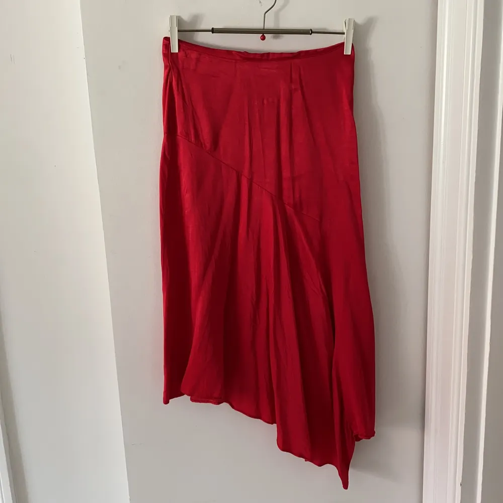 Röd kjol från H&M. 100% viscose. Strl 36, hög i midjan. Kjolar.