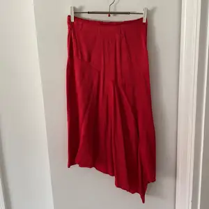 Röd kjol från H&M. 100% viscose. Strl 36, hög i midjan