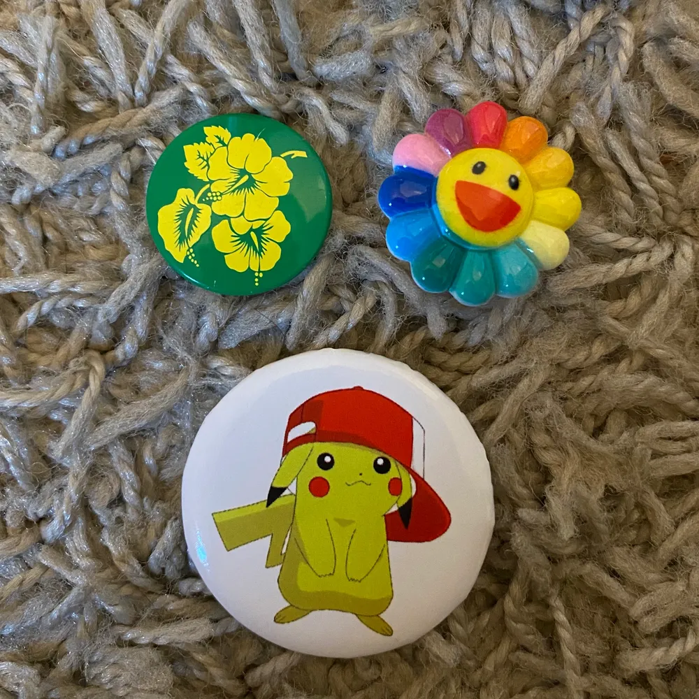 5 olika pins i olika storlekar. pikachu pinnen är 15kr, den m grön bakgrund är 5 och resten är 10kr styck. pikachun är lite över 4cm, tanjiro (från demon slayer animen) pinsen är 3cm, den gröna med hawaii tema är 2,5 cm och den färgglada med smileyn är lite under 3cm i diameter. om ni är intresserade av att köpa mer än en så kan ni få ett bättre pris, bara dm:a mig ! alla tillsammans kostar 40kr. Accessoarer.