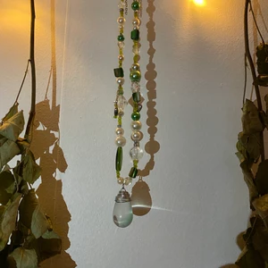 green necklace💚 - 🌈79kr  🌈dm us if you are interested 💕  🌈the beads, pearls and are all bought secondhand ❤️   🌈NOT REAL SILVER🤍   